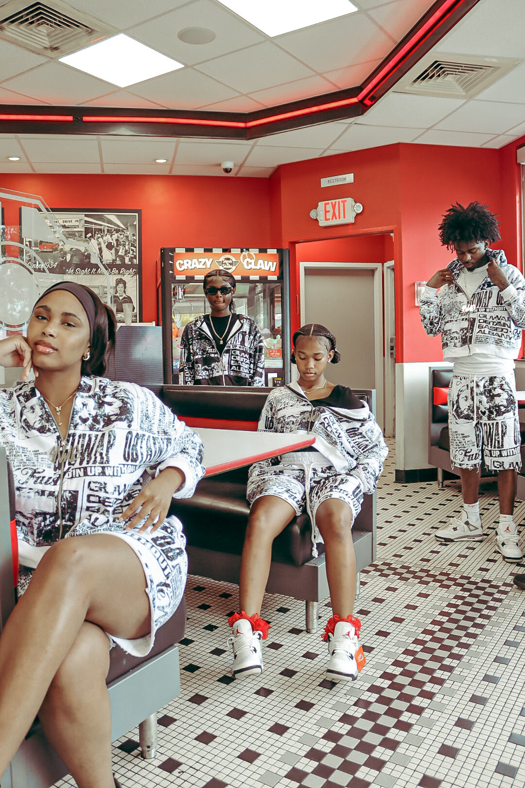 GGRAFFITI ZIP UP & SHORTS SET